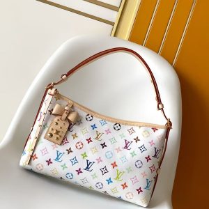 p680M27578 Celebrating the 130th anniversary of Louis Vuitton's Monogram pattern, this Carryall East West canvas bag illuminates the iconic motif with vibrant hues. A leather label inside commemorates the occasion, while an LV stud address tag and removable bow accessory add a playful touch. Dimensions: 36 × 19 × 0.5 cm